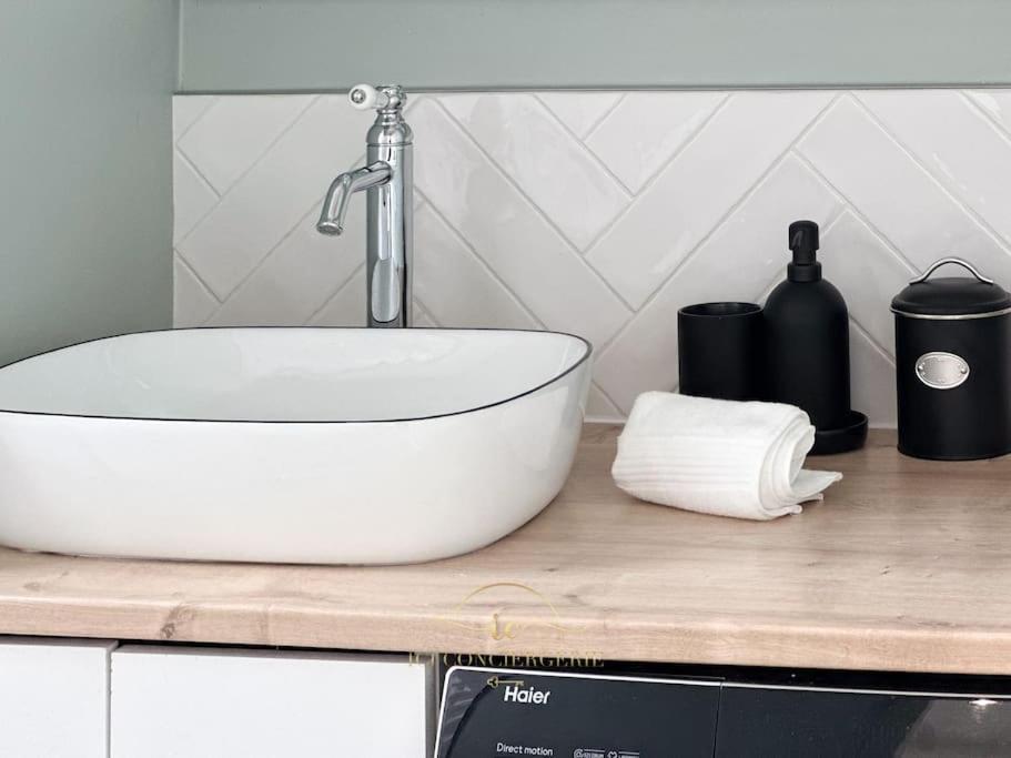 Le Petit Saint Louis Apartment Versailles Bagian luar foto